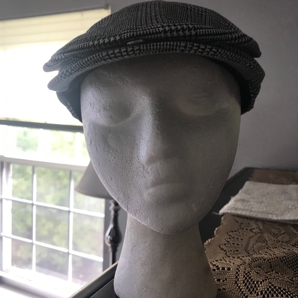 D & Y Black & White Flat Hat Men